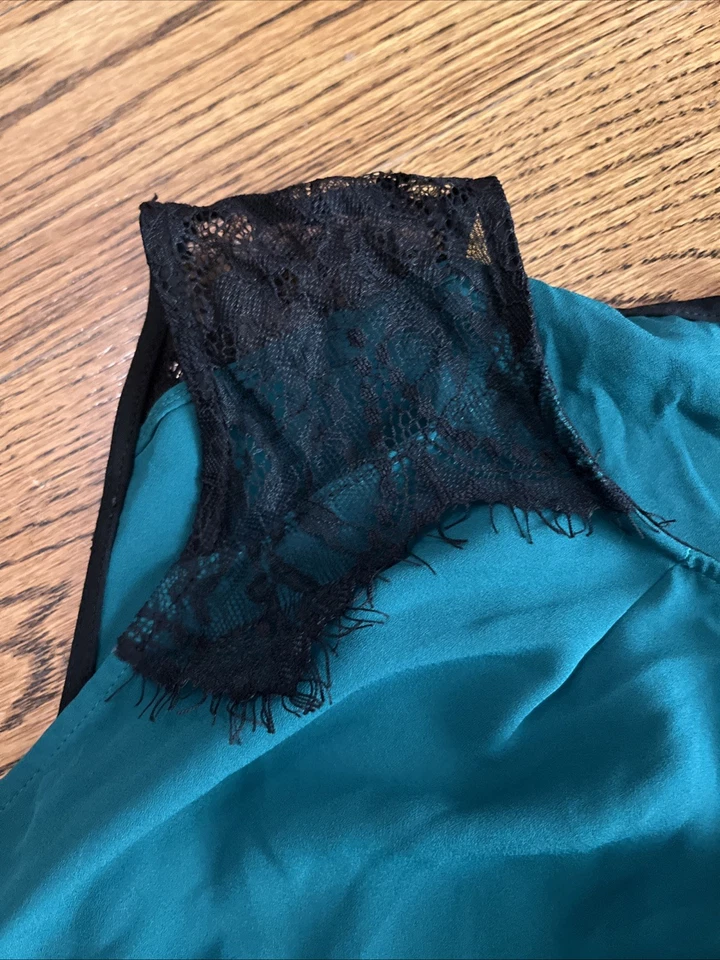 Blusa grande para mujer Mossimo verde negro encaje hombros Foto 4 de 4