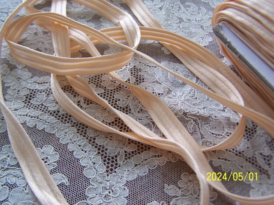 Ancien ruban en soie rose saumon. Superbe. Art Déco. Vendu au mètre. N°154 - Photo 4/4