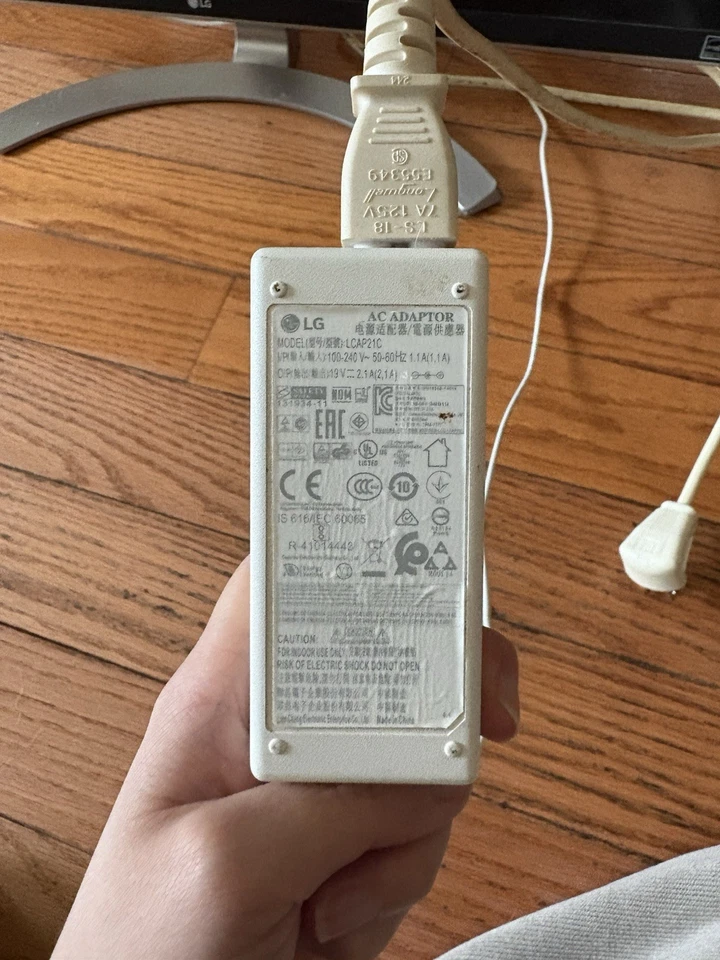 LG 27" diagonal monitor w Displayport, HDMI - Image 4 of 4