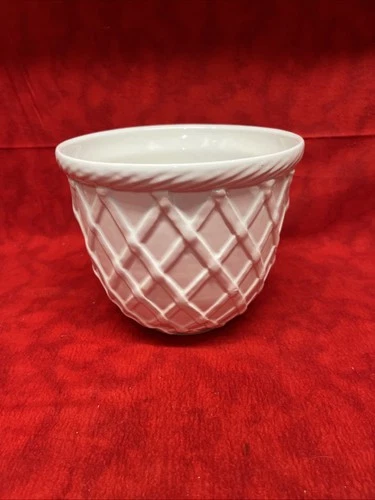VINTAGE WHITE HAEGER USA #5125 WHITE BASKET WEAVE PLANTER