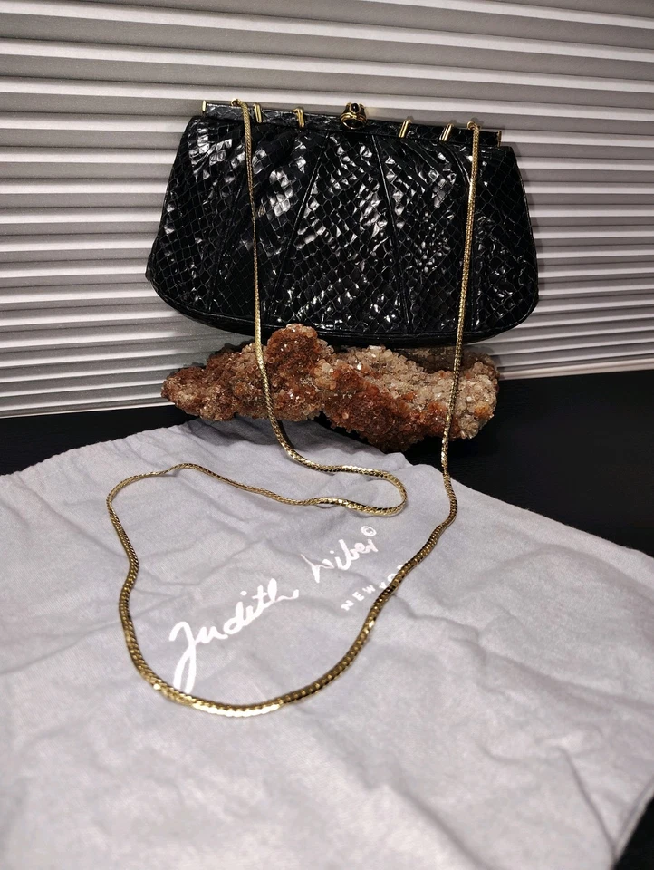 Bolso sin asas Judith Leiber vintage negro con marco de hombro de piel de serpiente en relieve Foto 2 de 4