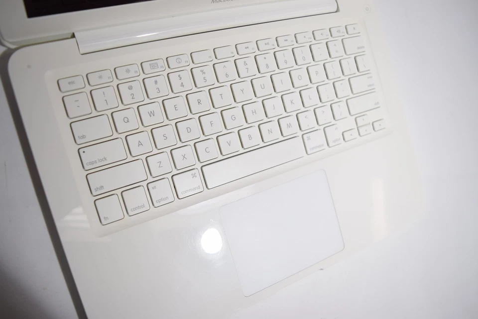 Apple MacBook 13” White (2009) Core 2 Duo 2.26GHz 4GB 340GBHDD Yosemite - Image 3 of 4