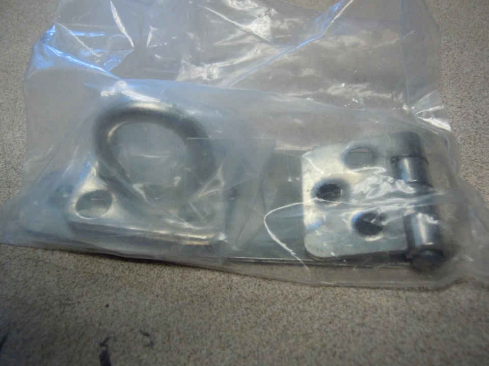 Cerraduras de candado de esquina - McMaster-Carr Hasp 3-1/4" x 1-3/16" x 1/16" brazo, 304 SS Foto 3 de 3