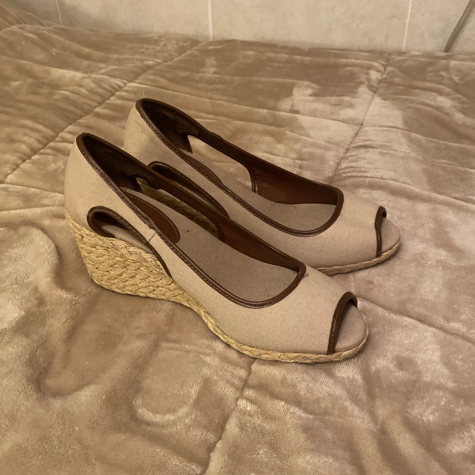 Chaps "Daye" Size 5B Tan w/Brown Trim Espadrille Wedge Sandals - EUC - Изображение 3 из 4