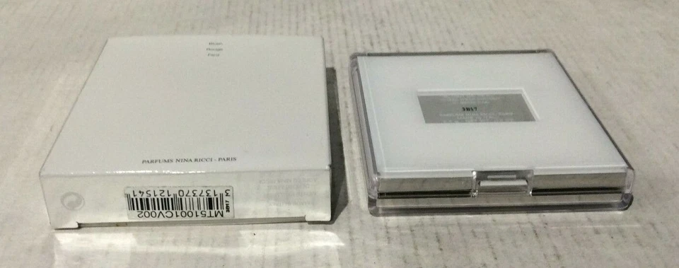 Nina Ricci 0,12 oz / 3,5 g polvo de desgaste de mejillas 01 Beige Daim de larga duración R69 Foto 2 de 2