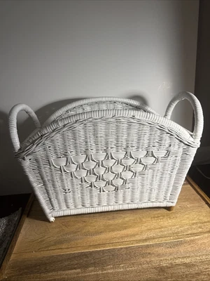 VTG White Wicker Woven Magazine Rack Yarn Caddy Storage Basket Récord Holder MCM - Image 1 of 4