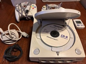 SEGA Dreamcast Console White 2 Controllers 2 VMUs 4 Controller Ports