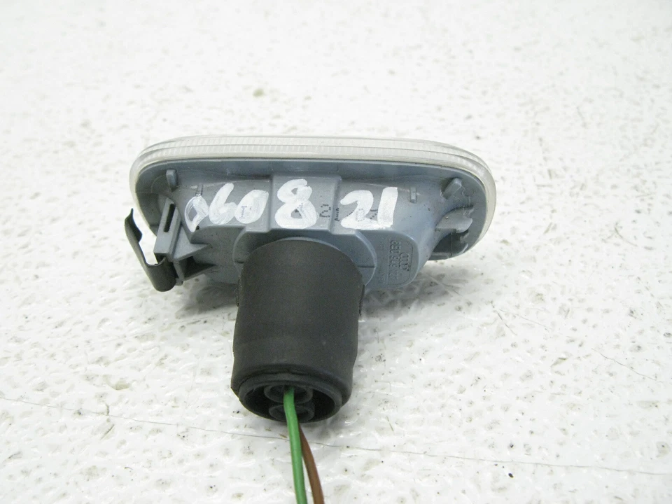 02-09 AUDI B7 A4 OEM FENDER SIDE MARKER TURN SIGNAL LIGHT LEFT OR RIGHT 060821R - Image 2 of 4