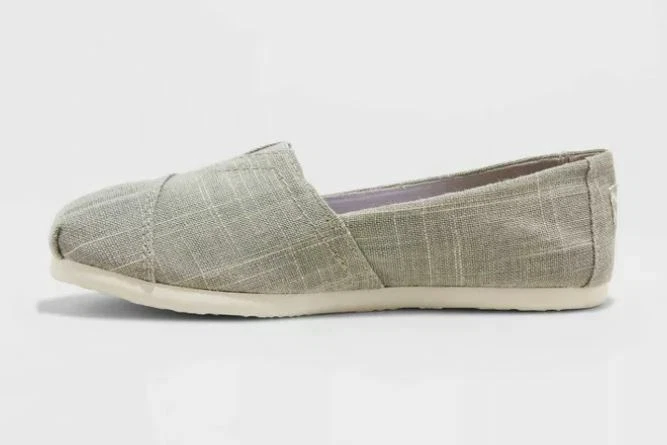 Tenis para mujer Mad Love Lydia ancho sin cordones de lona plateados - TALLA 5W Foto 2 de 3