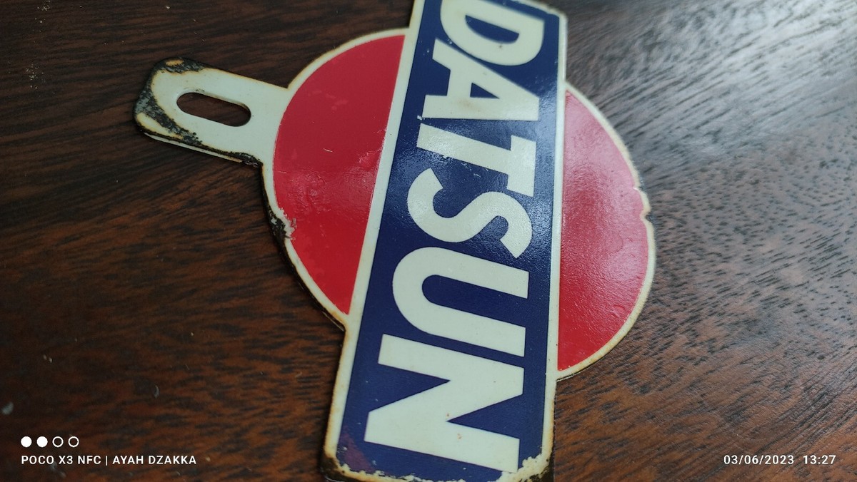 シャル VINTAGE DATSUN OLD LOGO PLATE TOPPER Not PORCELAIN SIGN CAR PLACCA