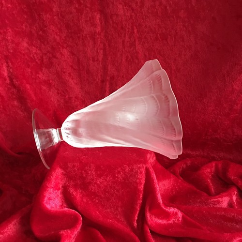 ELEGANT LALIQUE FROSTED GLASS TRUMPET VASE 'LUCIE' - Picture 6 of 8