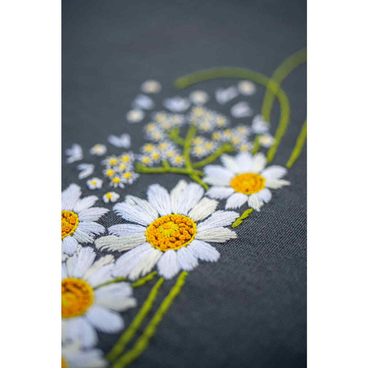Vervaco stamped satin stitch kit tablechloth ""Gänseblümchen"", 80x80cm, DIY