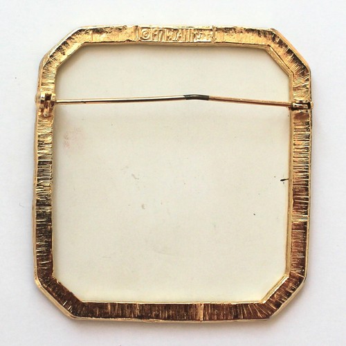 Vintage Brooch Woman Lady Profile Signed 1971 JANM Square Black Gold Toned Metal - Picture 2 of 3