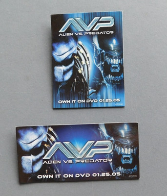 Alien vs Predator AVP - Button/ Pins- Pair of Promo Pinbacks 2005 - Movie on DVD