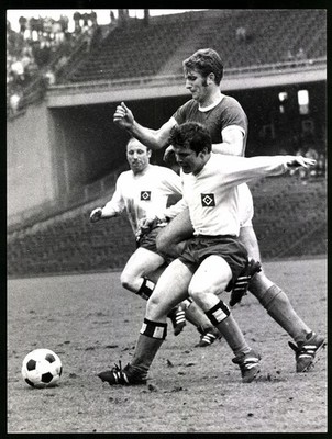Photography Bundesliga Football, Hamburger SV vs. FC Schalke 04 1:3, Uwe Seeler  