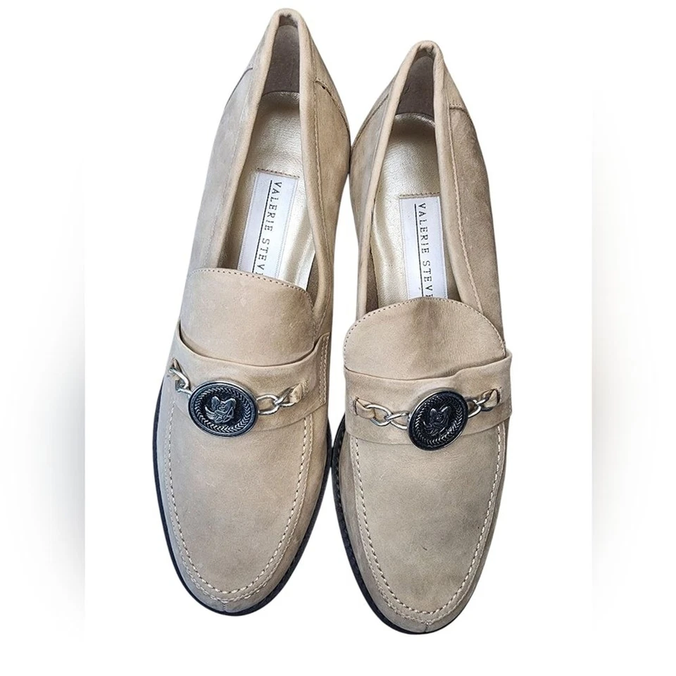 VALERIE STEVENS leather loafers w/medallion, tan, size 9 Foto 2 de 4