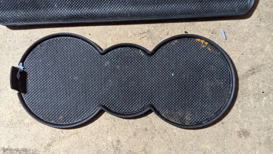 INSERTO DE GOMA PORTAVASOS CONSOLA AUDI A1 8X0862533 8X0863301 Foto 2 de 4