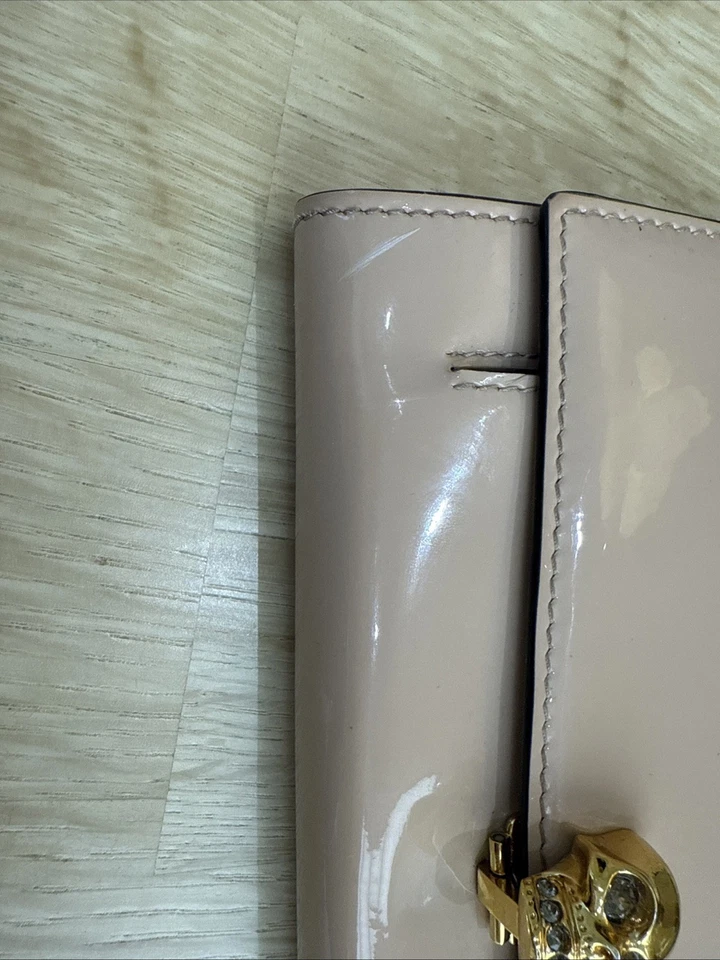 Cartera sin asas Alexander McQueen charol nude con cadena scull Foto 3 de 4