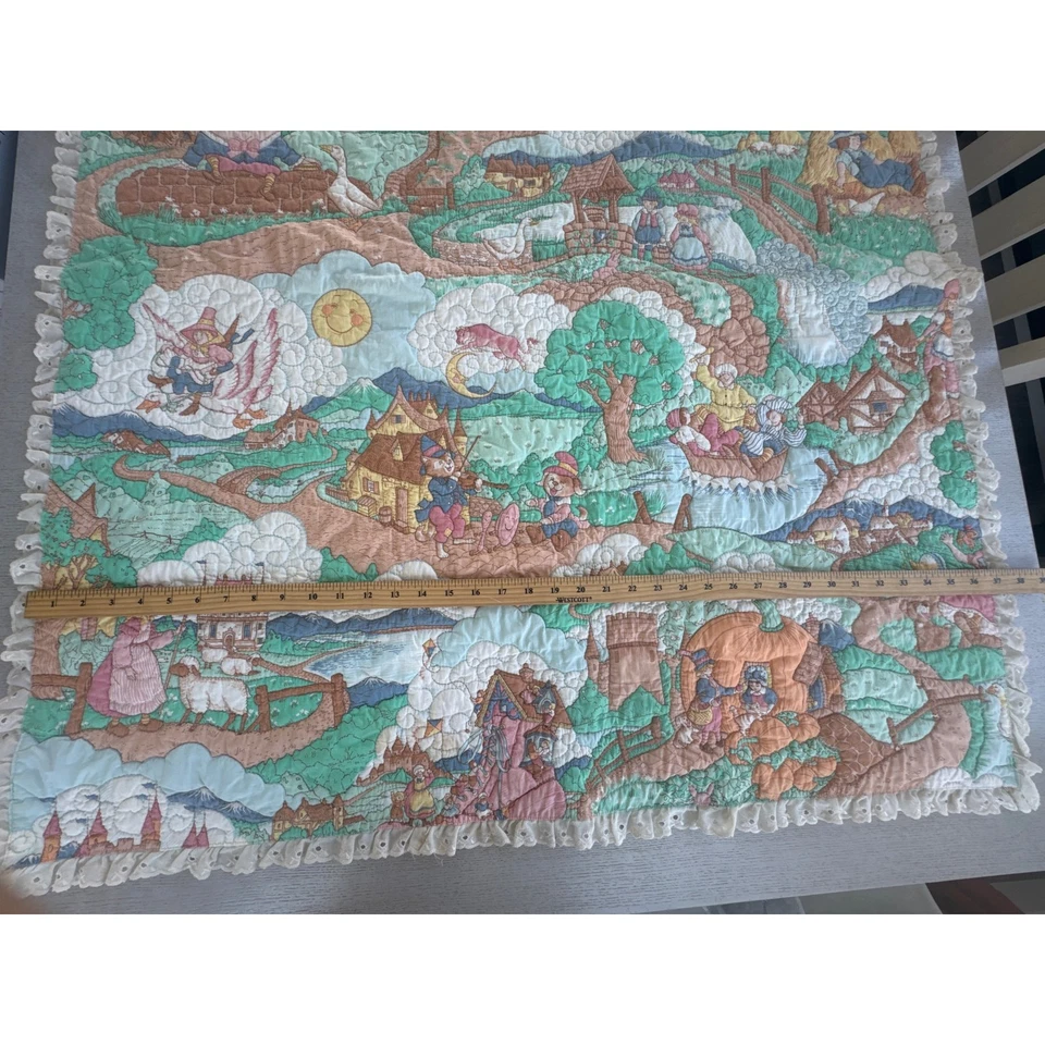 Edredón de bebé vintage hecho a mano con rimas infantiles Foto 3 de 4