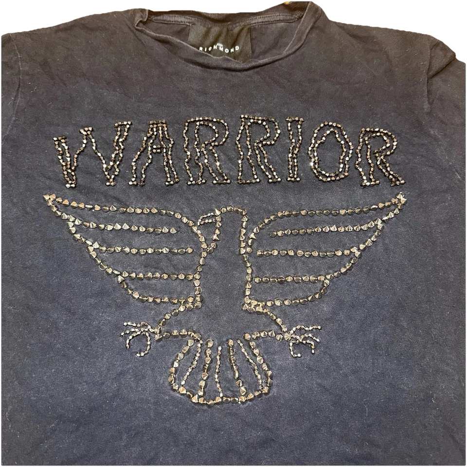 Camiseta negra vintage de los 90’s John Richmond tachonada con cuentas guerrero grande para hombre Foto 2 de 4