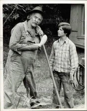 1973 Press Photo Actor Will Geer & Co-Star on "The Waltons" - kfp11844