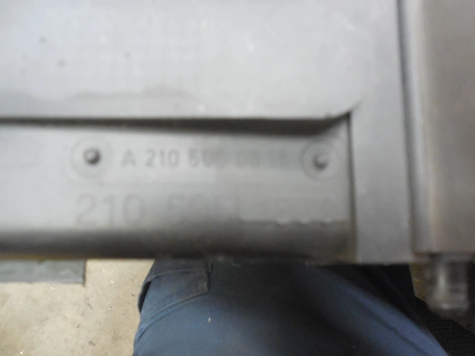 1996-1999 Mercedes-Benz E300 E320 E430 перегородка радиатор вентилятор плащ 2105051830 - Изображение 3 из 4