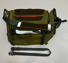 Borsa messenger mezza massa Patagonia verde oliva arancione tracolla imbottita laptop
