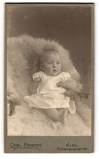 Fotografie Carl Förster, Kiel, Holtenauer Str. 46, Süßes Kleinkind im Hemd sitz 