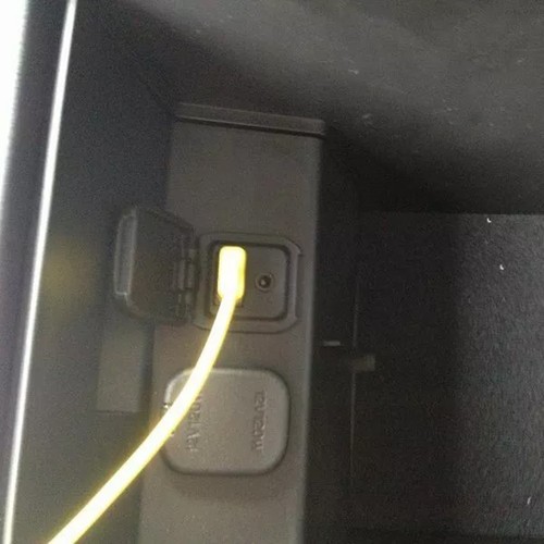 Porta USB robusta per vari modelli Mazda ricambio diretto KD45669U0 - Foto 3 di 9