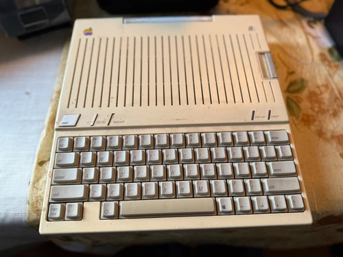 Apple IIC A2S4000 Computer tested to not work.
