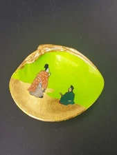 Painted DECOUPAGE Clam Shell JAPANESE DESIGN with Goldleaf & 2 Figures in Kimono