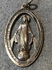 ANTIGUO COLGANTE/DIJE “MEDALLA MILAGROSA” BENDITA MARÍA HECHO EN ITALIA .875” x 1.625