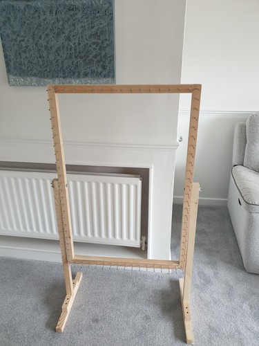 WOODEN STAND AND 37.5 X 26 INCHES POM POM FRAME SMALL POM POM - Afbeelding 1 van 2
