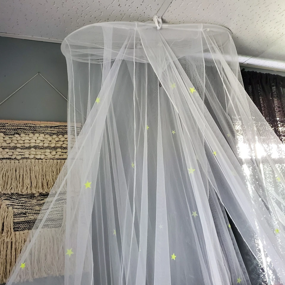 Cama redonda de malla con dosel blanco con estrellas de neón amarillas habitación infantil princesa Foto 4 de 4