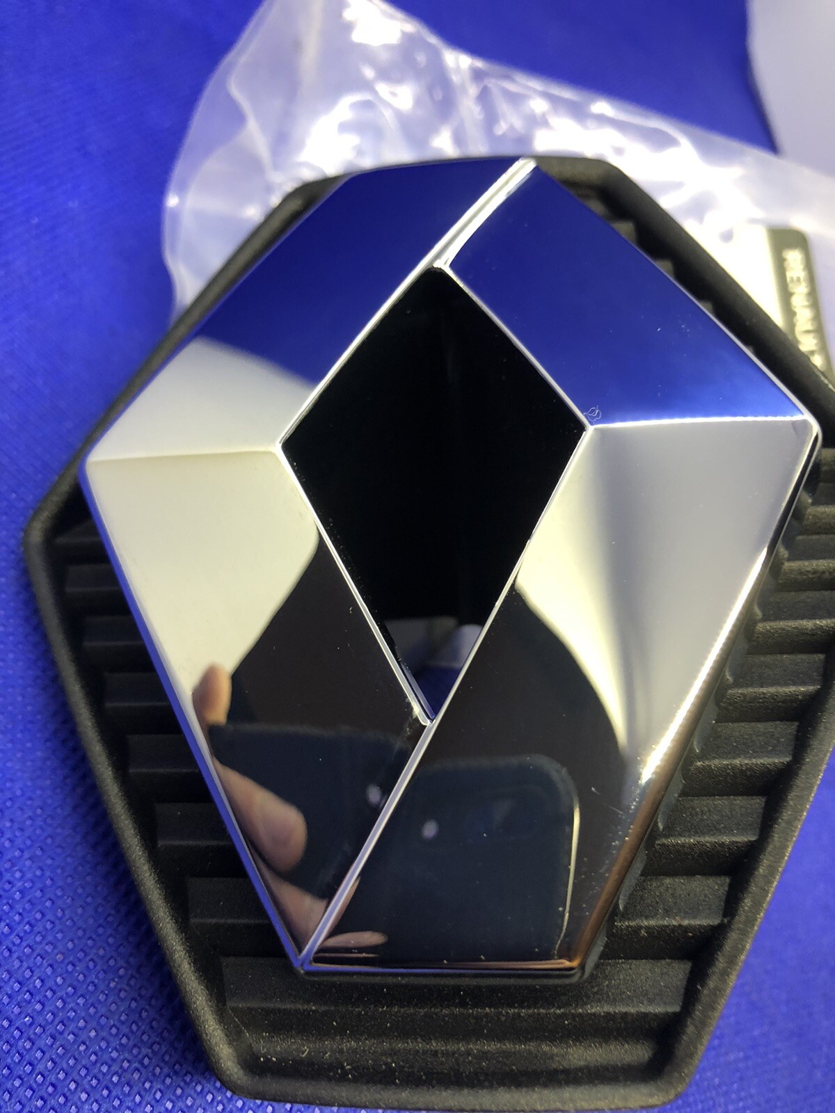 Insigne de calandre Clio II finition chrome miroir haute qualité 7701474477