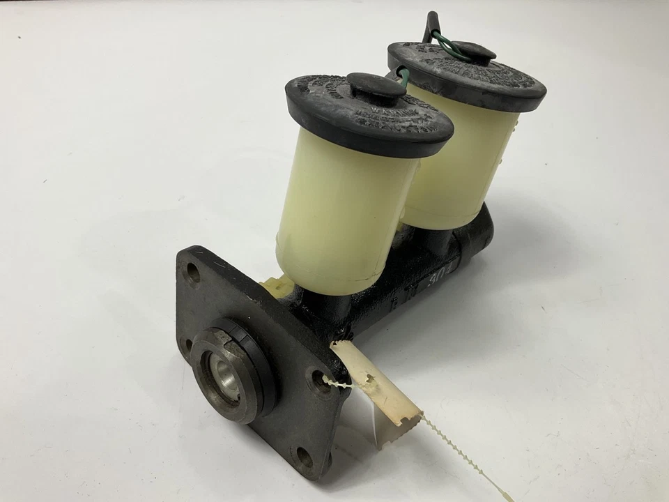 Cilindro maestro de freno Carquest E96832 para Toyota Cressida 1978 Foto 2 de 4