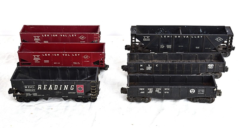 Six Lionel O Gauge Cars - Hoppers and Gondolas
