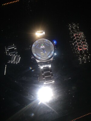 2 UHREN / 1x LED Uhr funktioniert Perfekt und 1x Weide Uhr wo ein Stift fehlt