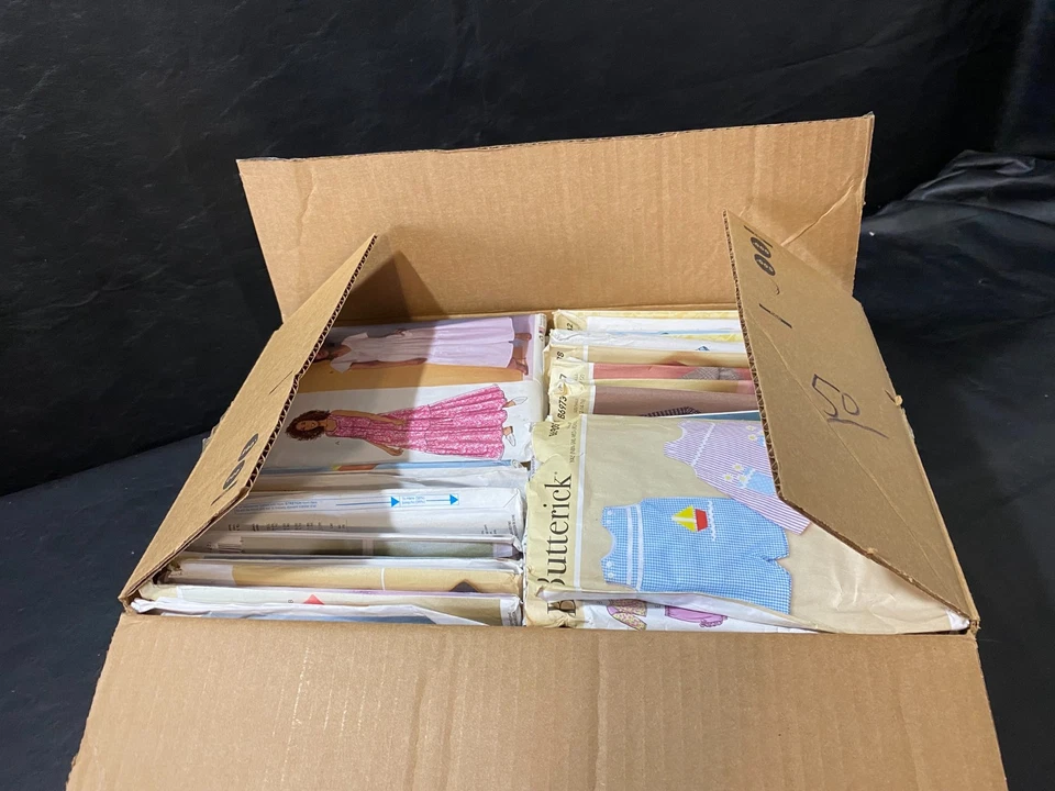 Lote de 50 patrones de costura SIN CORTAR ropa de mujer tallas mixtas patrón BUTTERICK Foto 2 de 4