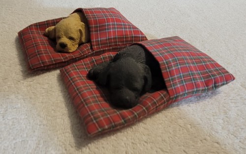 Lot Of 2 Sandicast Black & Yellow Lab Figurines Sleeping In Plaid Pillow Bed