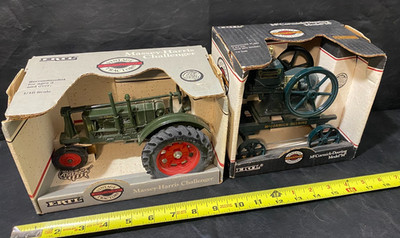 Ertl vintage Tractor Massey-Harris Challenger w/ McCormick Deering Model M 1/16