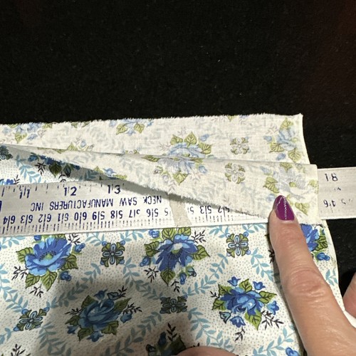 Fiori vintage bianchi con disegno fiori blu. 3 anni 35 pollici per 35 di larghezza. - Foto 2 di 5