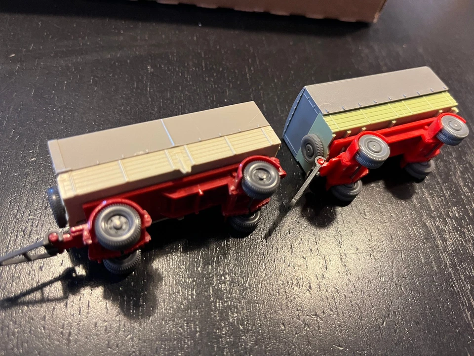 Wiking 2 x Zweiachsanhänger mit Plane, 1x beschädigt, 1:87