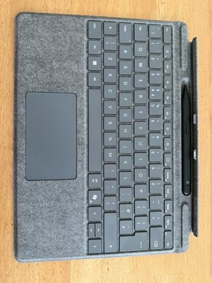 Microsoft Surface Pro Signature Type Keyboard Cover - Neuestes Modell Copilot Key 