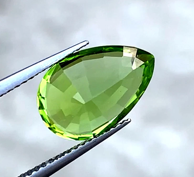 VVS 5.73 CT Natural Green Peridot Gemstone Pear Cut From Pakistan - Image 2 of 2