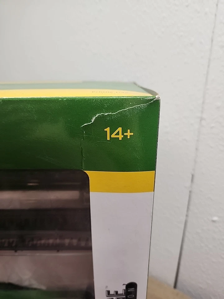 Ertl 1/32 prestige collection John Deere S690 combine w/corn & bean head diecast - Image 4 of 4