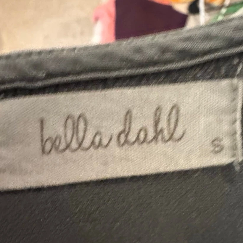 Camisa de terciopelo aplastado Bella Dahl para mujer talla S gris seda botón trasero caprichoso Foto 3 de 4