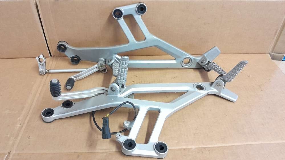 Supporti pedane poggiapiedi Ducati Monster 600 750 900 620 695 1000 S4 footpegs