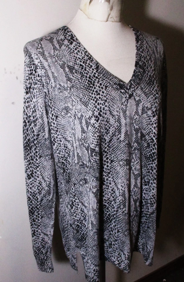 MICHAEL KORS Gray Long Sleeve V-Neck Top Women's Size L - Image 3 of 4