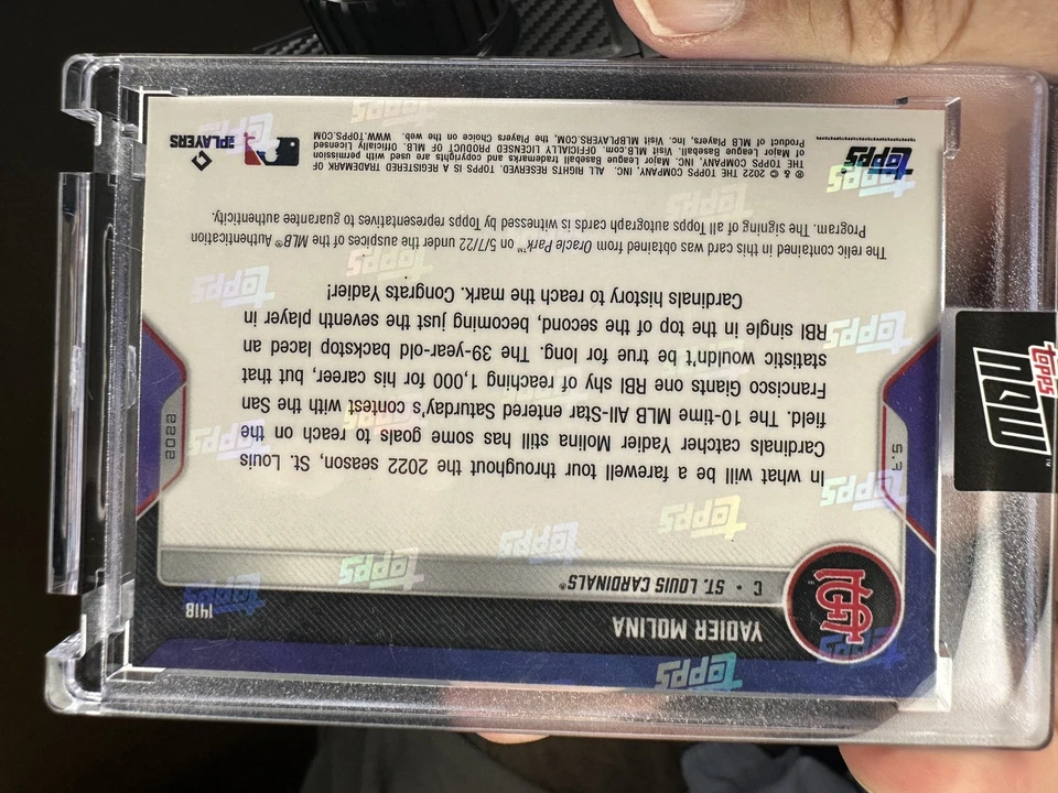 2022 Topps Now 141B Yadier Molina Base Reliquia Autógrafo Azul/49 - 1000ª edición impulsada Foto 2 de 2